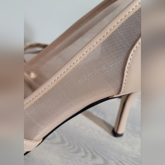 Marc Fisher Nude Pointed Toe With Mesh Sides And Gold Studs Heels Size 9M - Picture 3 of 7